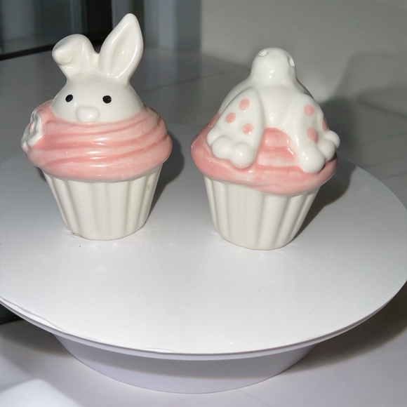 Cupcakes Bunny Salt and Pepper Shakers - Picture 4 of 10